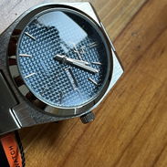 Reloj plateado,para hombre ,esfera azul gris - Img 55275596