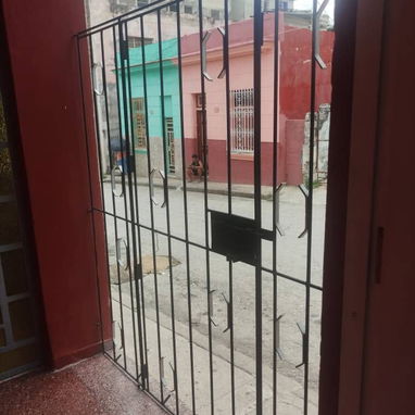 CASA EN VENTA A MEDIA CUADRA DE AYESTARÁN - 8/10