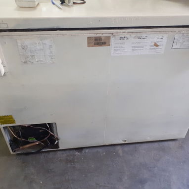 Nevera de 15 pies ponchada. Con máquina funcionando. - 3/4