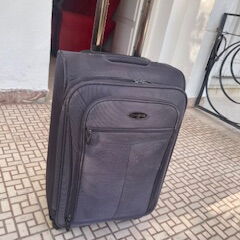 Maleta de viaje de 10 kilos de uso pero está en perfecto estado es de buen material de tela - Img 127584277