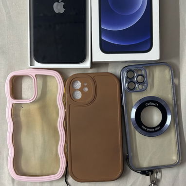Vendo iphone 12 🖤 unico dueño tengo su caja libre por R-sim se da la R-sim 87% 🔋 64GB💾 cable cargador varios forros - Img 121996569