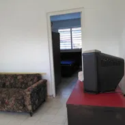 Rento apto de 1/4 muy amplio,moderno ,no se va LUZ,agua y gas siempre Capitslista, climatizado y privado - Img 54318371