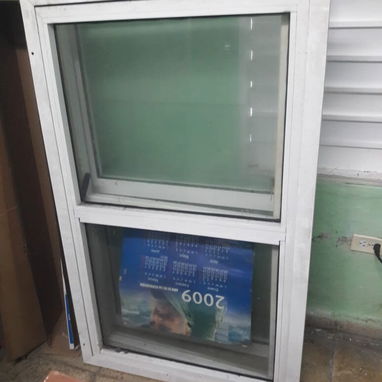 Vendo dos ventanas de aluminio con sus cristales. 1 metro por 120 cm. 150 usd cada una. Llamar Pablo al teléfono 59 17 0 - 2/3