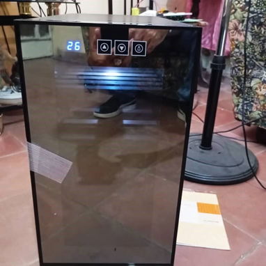 Mini nevera vinoteca de 23 Litros de 220 volt y bandejas interiores de madera con cristal efecto espejo - Img 104227818