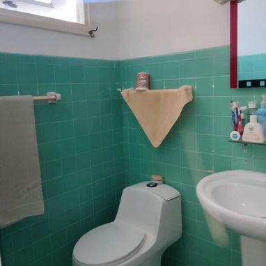 Apartamento en el Vedado 3 cuartos y medio y 3 ba帽os. Todo en 贸ptimo estado - Img 120154692
