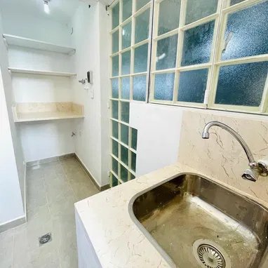 Renta lineal apartamento capitalista 2 cuartos, primer piso, en el vedado. A media cuadra de 23 cerca de 12 y 23. - 7/8