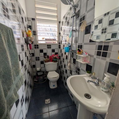 Se vende casa independiente (biplanta en altos) en excelente ubicación: Calle 5ta y Calzada, Plaza de la Revolución. - 7/10