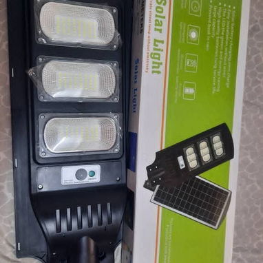 LO MEJOR LÁMPARA SOLAR RECARGABLE NUEVA EN CAJA CON PANEL PARA EXTERIORES PARA ILUMINAR PATIOS, ENTRADAS DE VIVIENDAS - 3/4