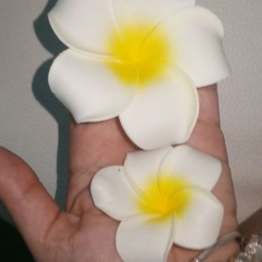 Flores hawaianas para el pelo y usar en la playa y el verano - Img 123446689