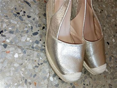Zapatos, tipo cuña en saco y material dorado - Img main-image-45853725