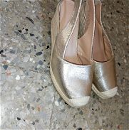 Zapatos, tipo cuña en saco y material dorado - Img 45853725