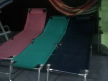 Vendo sombrillas con sillas (azul y verde ) y sonbrillas con sillas independiente y tumbonas - Img 67829645
