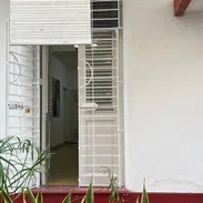 RENTO LINDO APT. DE 2 HAB. EN PLANTA BAJA. EN EL CENTRO DEL VEDADO.NO SE VA LA LUZ _ TELF.53864035 - Img 53980189
