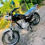 Susuky GS 125 cc de color negro. Cuadro criollo, con papeles listos, factura de compra , listo para inscribir. Queda so - Img 57422750