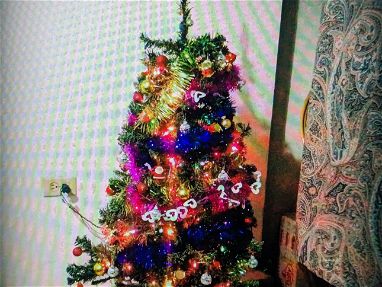 Árbol de navidad con todas sus luces, adornos y guirnaldas, mide 125 cm de alto - Img main-image-45824857