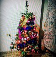 Árbol de navidad con todas sus luces, adornos y guirnaldas, mide 125 cm de alto - Img 45824857