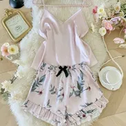 Pijama de satin rosa con shorts de flores - Img 54631478