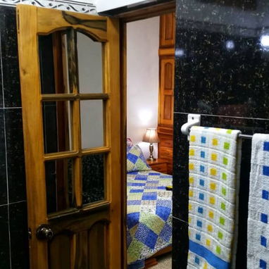 SE RENTA APTO PRIVADO DE UNA HABITACIÓN POR 25 Y MALECON EN CENTRO HABANA. 54026428 - Img 121106329
