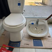 Juego de baño marca corona se incluye la tapa del inodoro mas los herrajes del tanque y el lavamano se da con llave y la - Img 56251565