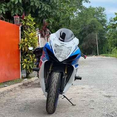 Moto SUZUKI 750cc 2024 - 8/9