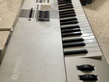 Se vende Piano Yamaha Motiff 8, con huacal y teclas originales Yamaha de repuesto - Img 62693194