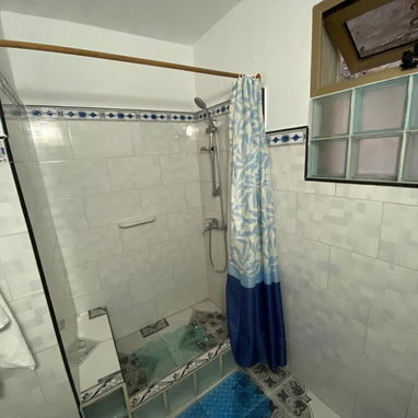 Se RENTA APTO INDEPENDIENTE EN EL VEDADO POR 27 Y N. 53880216 - Img 76824181