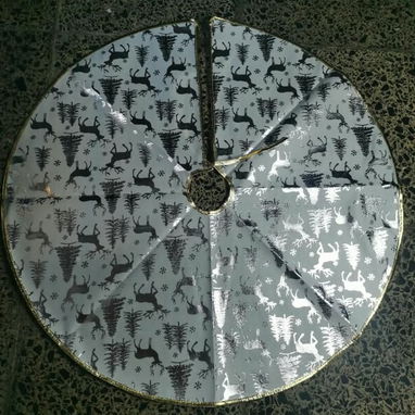 💜Falda de arbol de navidad Medida:78cm de  Diámetro Es fina, es una tela como satinada  Precio:10 usd - 2/2