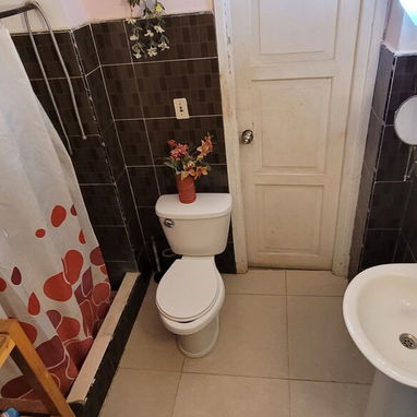 ‼️SE VENDE APTO 4/4 2DO PISO GARAJE EN EL CORAZÓN DEL VEDADO‼️ - 8/10
