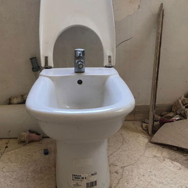 Se vende lavabo de pedestal y bidet marca Roca, con sifa y llave - Img 125021474