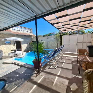 SE RENTA CASA DE 3 cuartos CON PISCINA A MEDIA CUADRA DE LA PLAYA DE GUANABO. 58858577 - 9/10