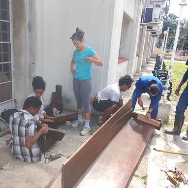 Se hacen trabajos de Restauración y Carpintería - 2/4