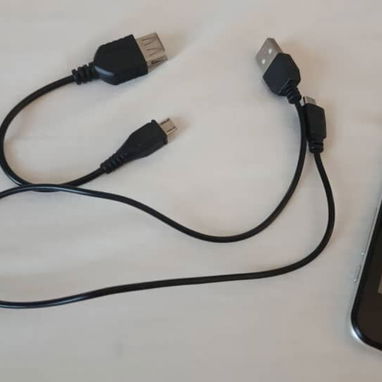 Tablet de Muy poco uso...funcionando perfectamente. Tiene su cable cargador. Además cable para conectar USB a la tablet. - 4/4