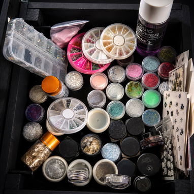 Mesa de manicury para llegar y trabajar con máquinas recargables - Img 122772045