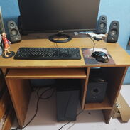 Mesa de PC, bocinas 5.1, teclado y mouse - Img 45692379