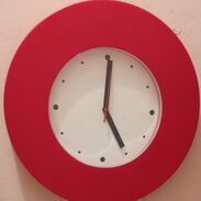 Reloj de pared rojo,.clasico - Img 42965364