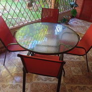 Juego de terraza o jardín. Mesa de cristal con 4 sillas - Img 56537167
