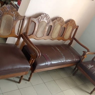 ☀️OFERTA☀️ JUEGO DE SALA DE CAOBA - VINIL CON DETALLE EN 80 USD O AL CAMBIO - Img 123277326