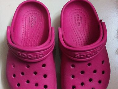 En venta un par de zapatos crocs de uso para niña pequeña - Img main-image