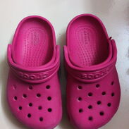 En venta un par de zapatos crocs de uso para niña pequeña. Color rosado. - Img 45431933