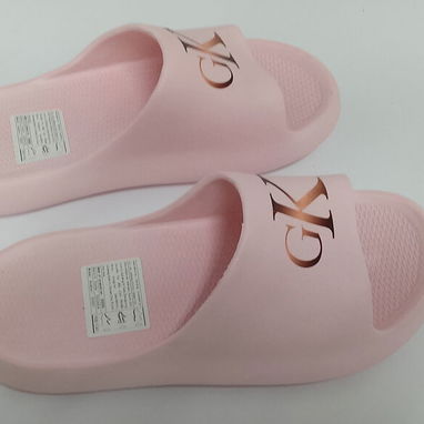 Pantalón de mezclilla y chancletas de niña - 5/5