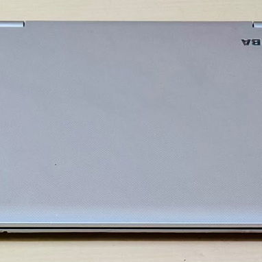 Mini Laptop Toshiba pantalla táctil convertible a tablet: Equipo confiable con rendimiento ideal para algunos juegos - 2/8