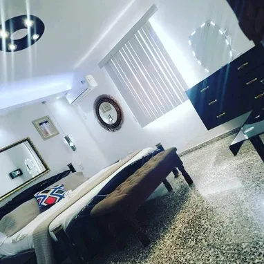 ELEGANTE  CASA DE RENTA  EN MIRAMAR CON LUZ ELÉCTRICA LAS 24HORAS DE 3CUARTO 3BAÑOS COCINA TERRAZA MUY CERCA DE LAS EMBA - Img 122648862