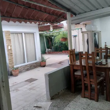 Casa independiente+apartamento en Santa Fe con garaje, patio y demás comodidades - 9/10