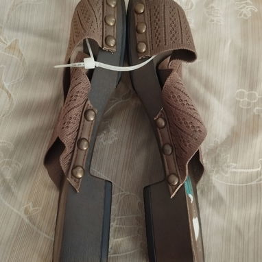 Zapatos nuevos de mujer de tiras cruzadas. Sandalias descalzadas prácticas, cómodas y prácticas. No. 7 ½ (38,5-39) - 2/3