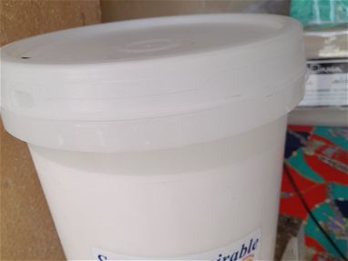 Se vende tanqueta de pintura de vinil blanca de 10L - Img main-image