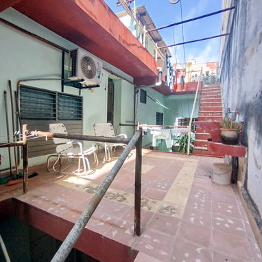 ✨ Gran oportunidad de inversión y vivienda en Centro Habana 📍 Ubicada muy cerca del Hospital Ameijeiras - Img 122472567