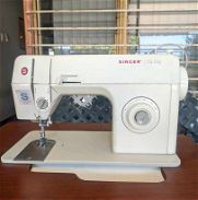 Se vende máquina de coser electrica Singer moderna con su mueble. Excelente estado.53447571 - Img 45918125