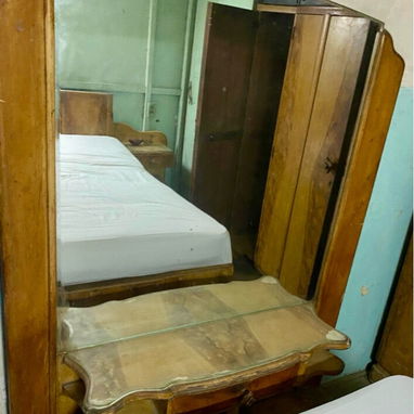 Se juego de cuarto antiguo que tiene cama, dos mesitas de noche,escaparate y coqueta con silla. - Img 124173754