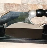 Cuchillo, de acero con detalles de plata y mango de madera antigua - Img 49444096