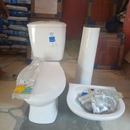 Tasa tanke con su tapa sanitaria herrajes y lavamanos con su pedestal y herrajes - Img 55627794